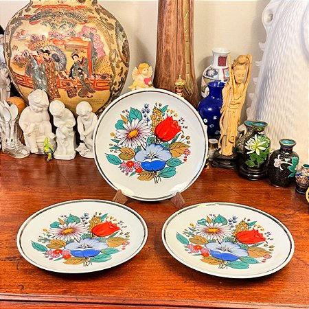 Conjunto com 3 antigos pratos de sobremesa.