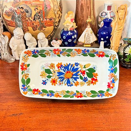 Graciosa travessa em antiga porcelana Schmidt.