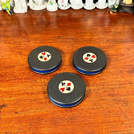 Conjunto com 3 antigos porta cartas de baralho.