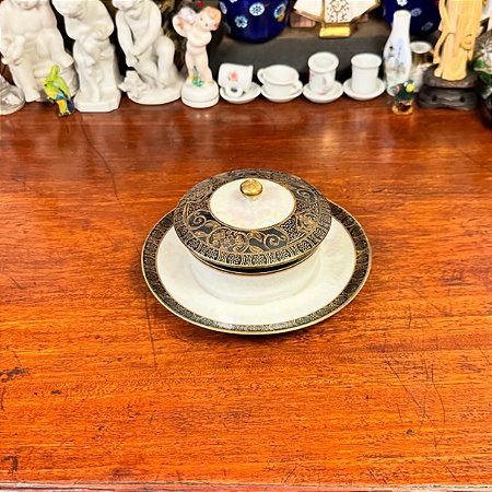 Manteigueira em antiga porcelana japonesa.