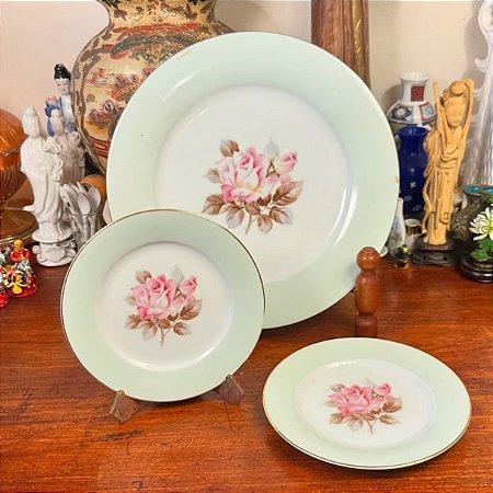 Conjunto de 3 pratos em porcelana japonesa.