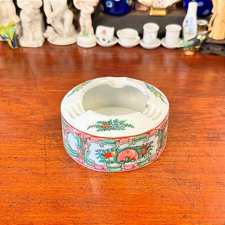 Elegante cinzeiro em porcelana fina.