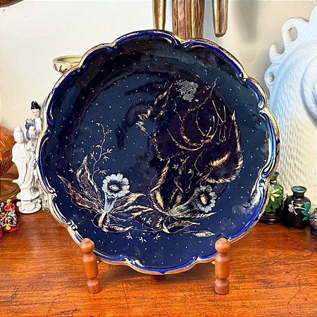 Antigo prato medalhão em porcelana.