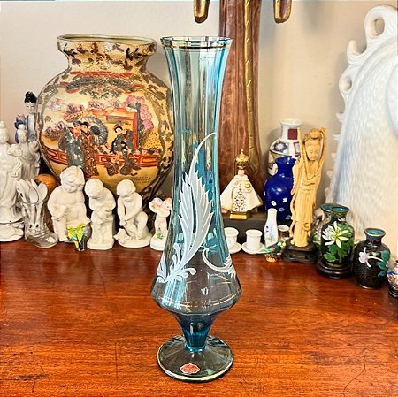 Elegante vaso solifleur antigo em tom azul de época.