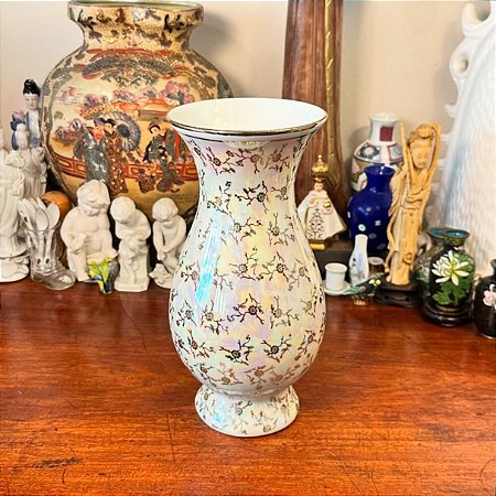 Elegante vaso em antiga porcelana Real.