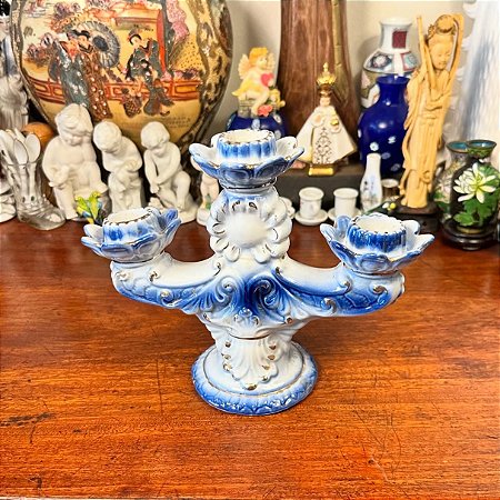 Castiçal em antiga porcelana.