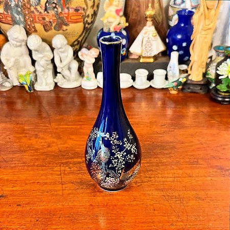 Delicado vaso em antiga porcelana japonesa na cor azul.