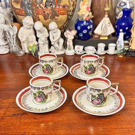 Conjunto com 4 xícaras "cafezinho" em antiguissima porcelana Mauá.