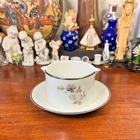 Elegante molheira em porcelana Renner.