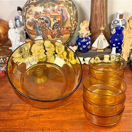 Elegante conjunto de sobremesas em vidro âmbar.