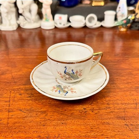 Xícara de café em porcelana canelada.