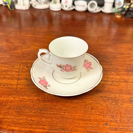 Xícara de café em antiga porcelana Real.