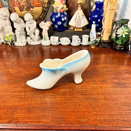 Antigo enfeite de sapatinho em porcelana.
