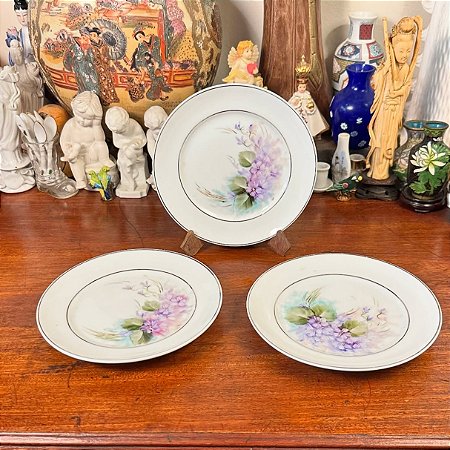 Elegante conjunto com 3 delicados pratos de sobremesa.