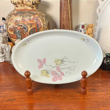 Travessa em antiga porcelana Real.