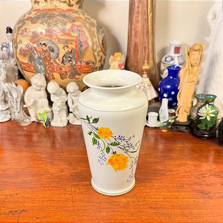 Gracioso vaso em antiga porcelana.