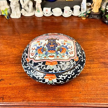 Caixa porta-jóias em antiga porcelana oriental.