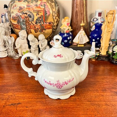 Bule em antiga porcelana Real.