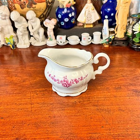 Elegante cremeira em antiga porcelana Real.