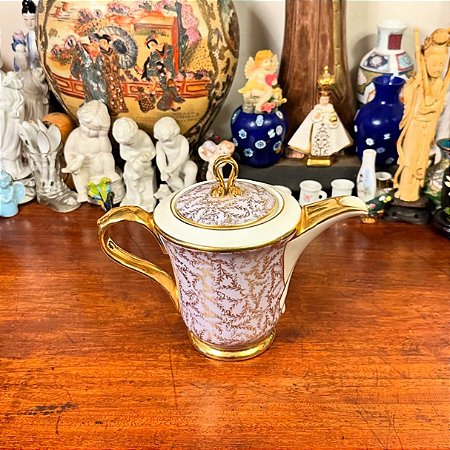 Bule em antiga porcelana Mauá.