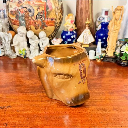 Antiga caneca de cerâmica.