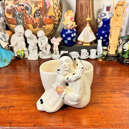 Encantador vasinho antigo com uma delicada escultura de Colombina.