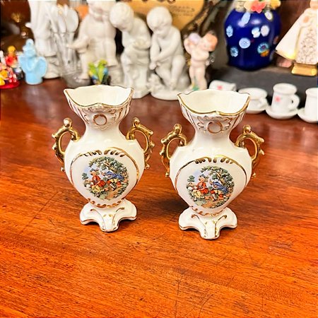 Par de mini ânforas em porcelana.