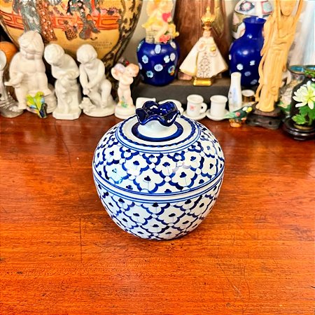 Elegante potiche em porcelana.