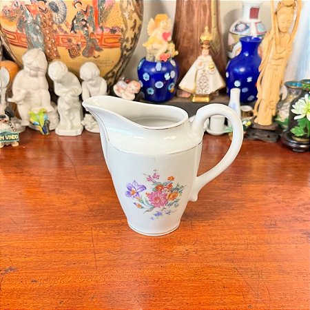 Cremeira em antiga porcelana.