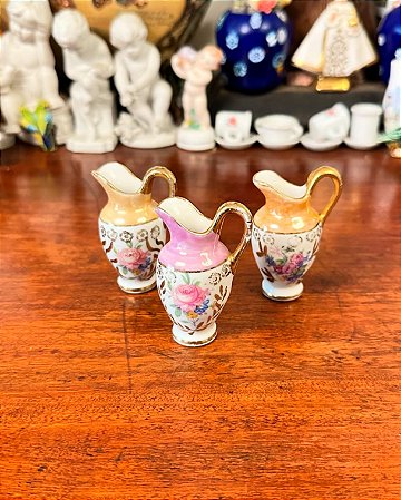 Conjunto com 3 mini ânforas em porcelana.