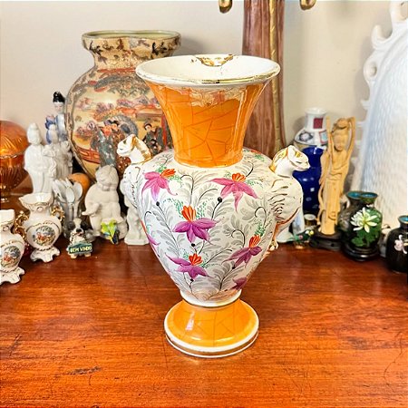 Vaso antigo em porcelana.