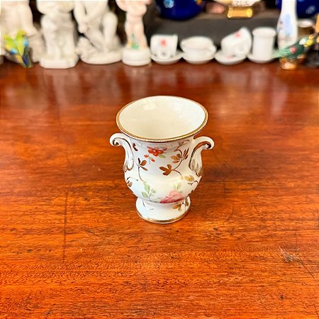 Delicado vasinho em antiga porcelana.