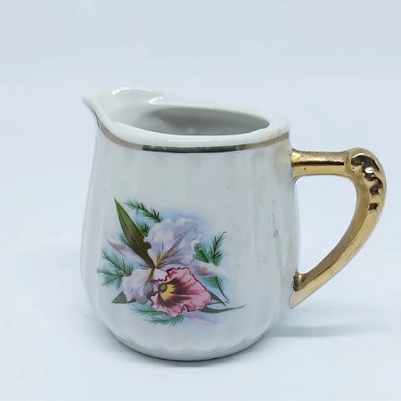 Antiga leiteira em porcelana canelada.