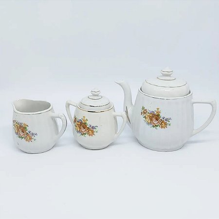 Conjunto em porcelana canelada.
