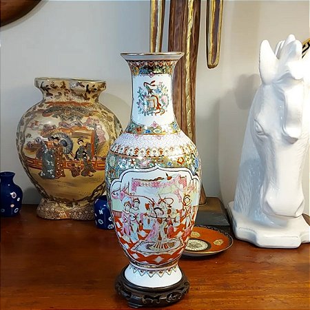 Belíssimo vaso chinês pintado à mão.