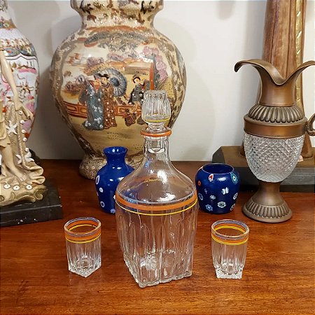 Licoreira antiga e charmosa.