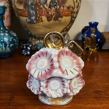 Antiga bomboniere em porcelana.
