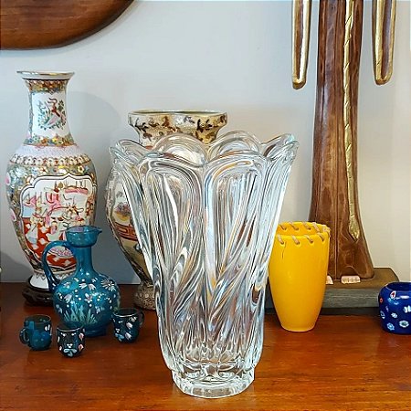 Belíssimo vaso trabalhado em vidrão.