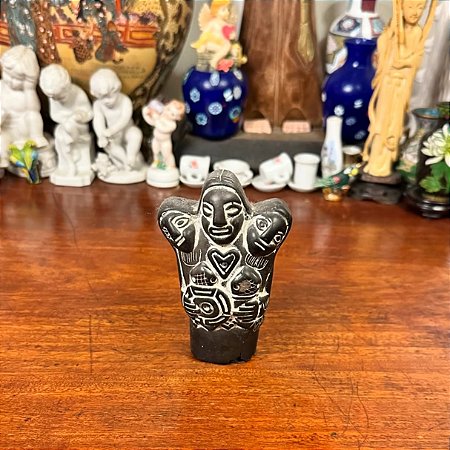 Escultura em cerâmica Pachamama.