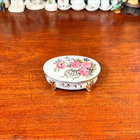 Caixinha em porcelana antiga.