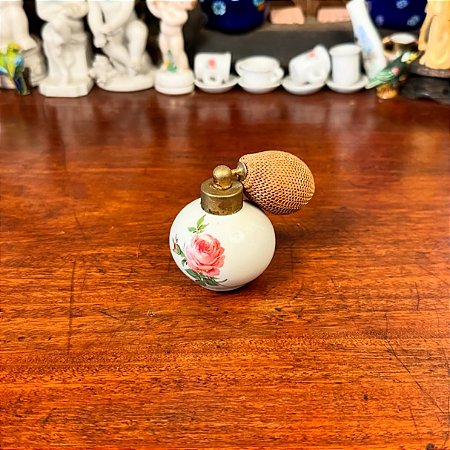 Antigo perfumeiro em porcelana Alemã.