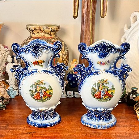 Par de antigos vasos em porcelana.