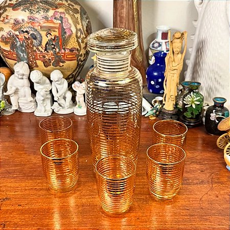 Conjunto de coqueteleira e copos.