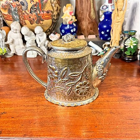 Bule antigo com decoração floral.