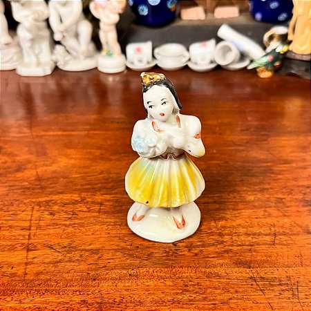 Bibelô menina em antiga porcelana.