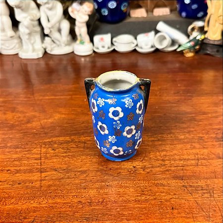 Pequeno vasinho em porcelana.
