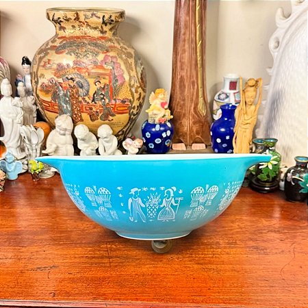 Antiga tigela Pirex em azul turquesa.