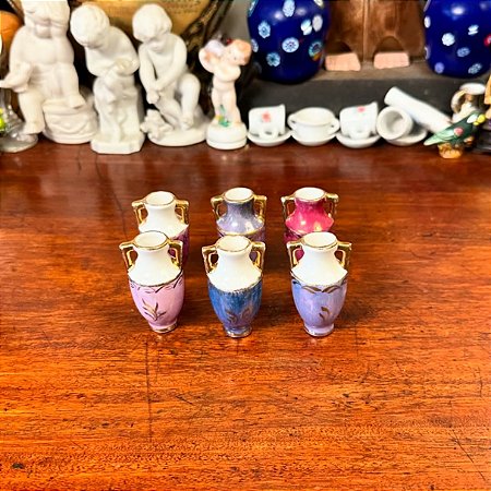 Conjunto com 6 mini vasos em porcelana.