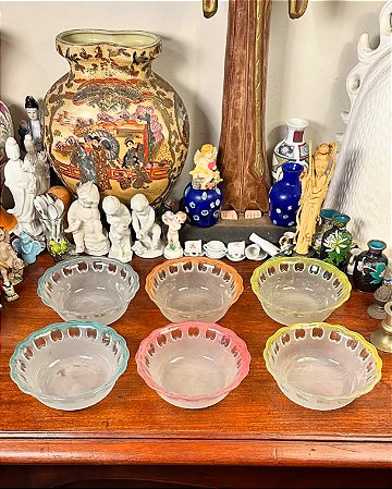 Conjunto com 6 antigas tigelas de vidro.