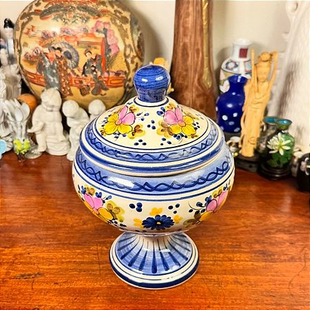 Potiche em faiança com pintura floral à mão.